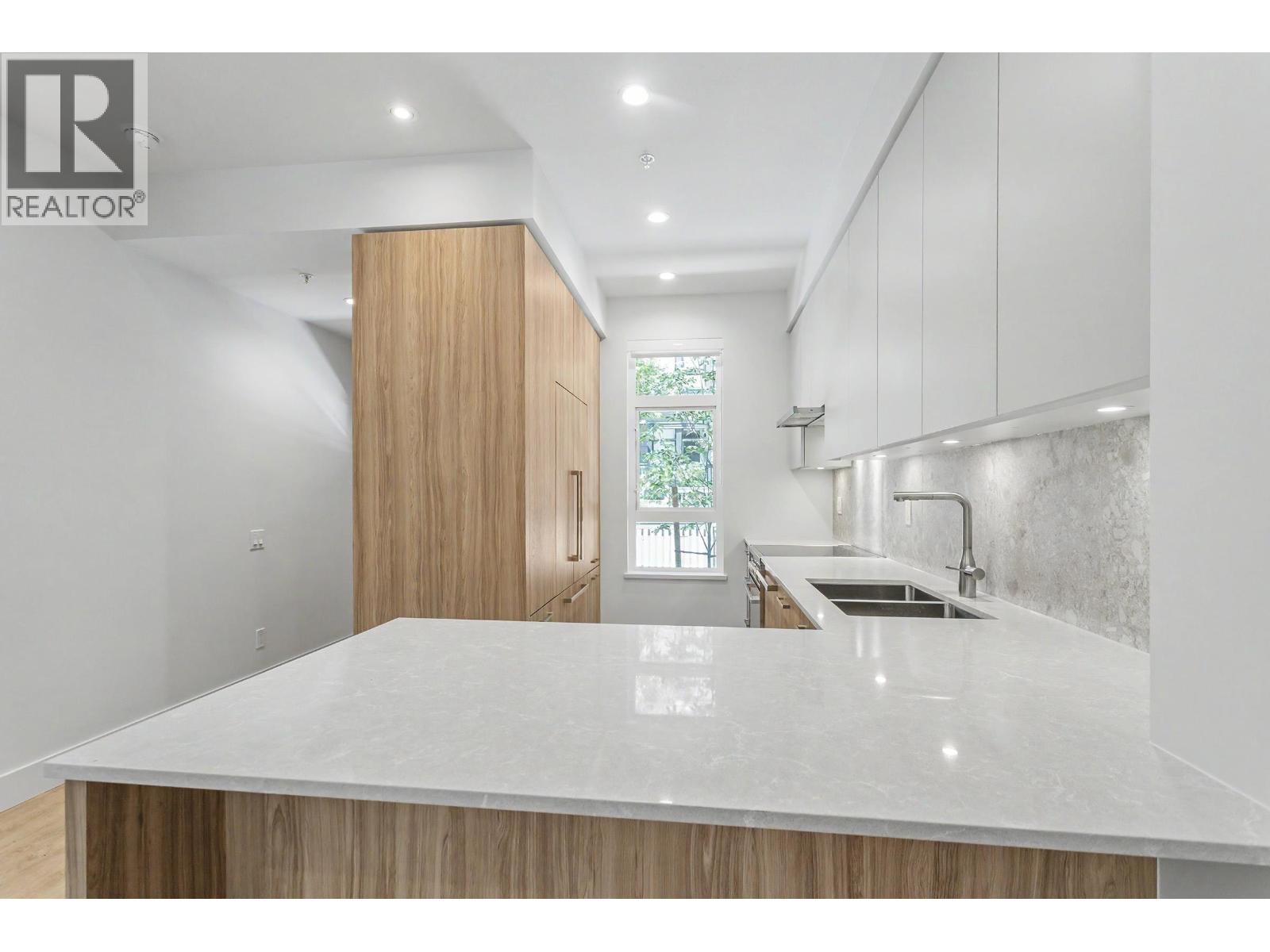 105 2304 EMERY COURT, North Vancouver