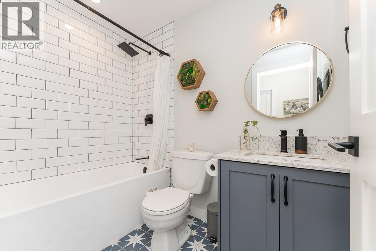 5 219 E 8TH STREET — photo 3