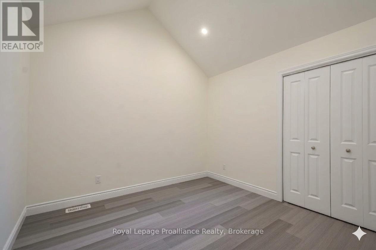 119 FARRINGTON CRESCENT - 14