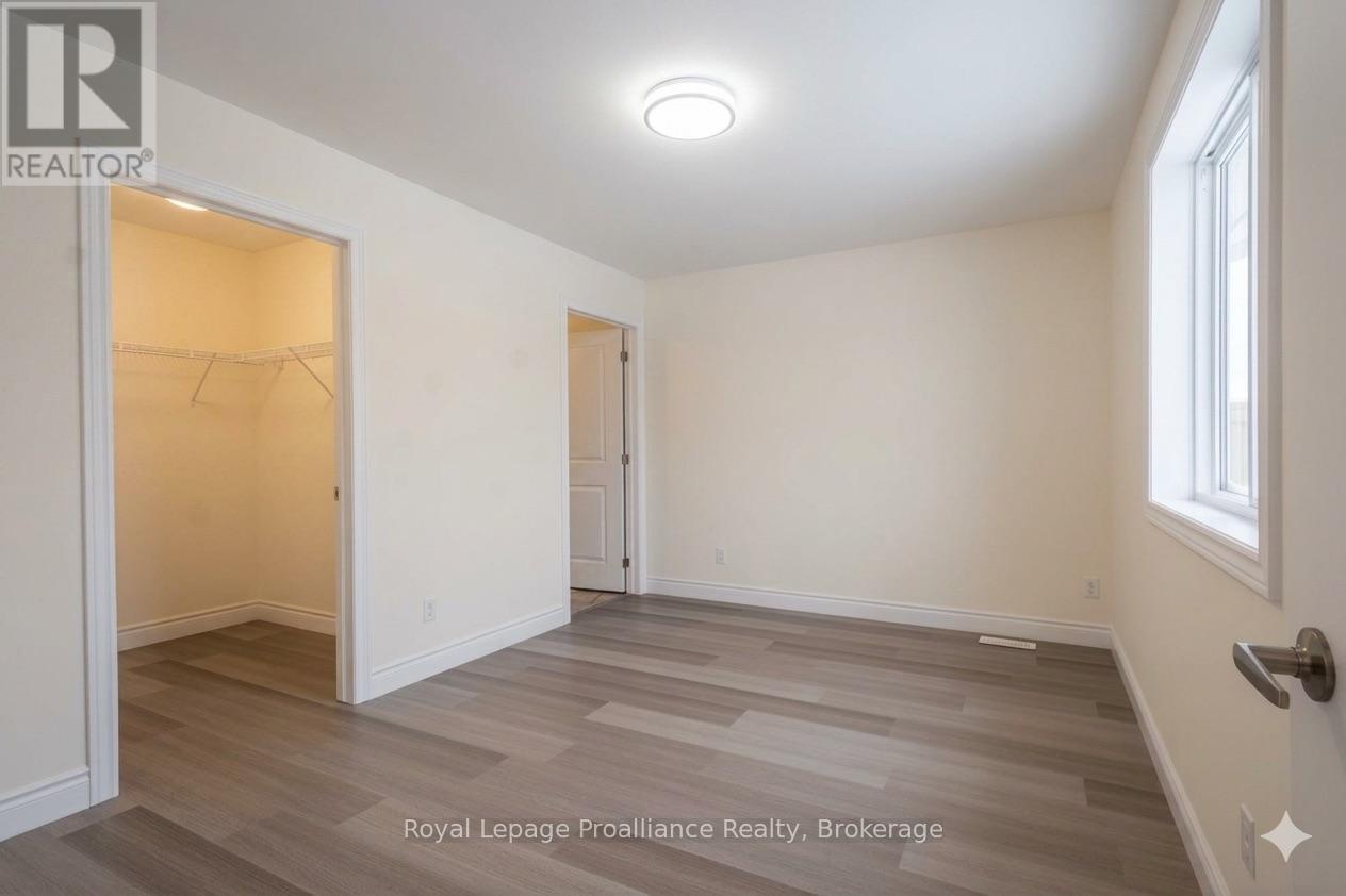 121 FARRINGTON CRESCENT - 11