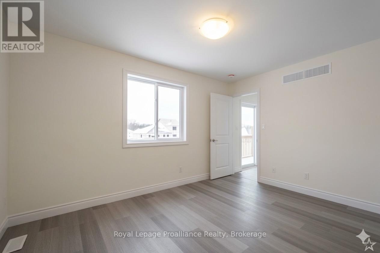 121 FARRINGTON CRESCENT - 12
