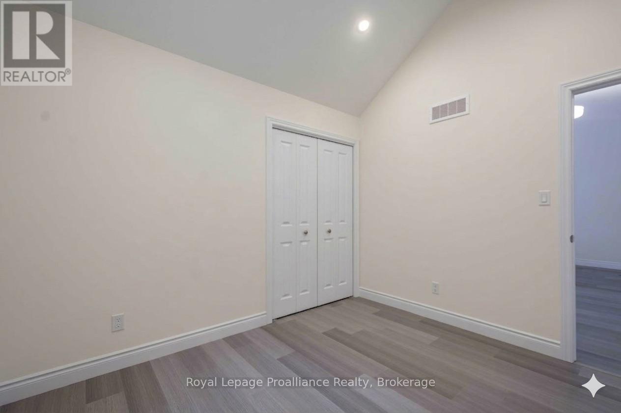 121 FARRINGTON CRESCENT - 15