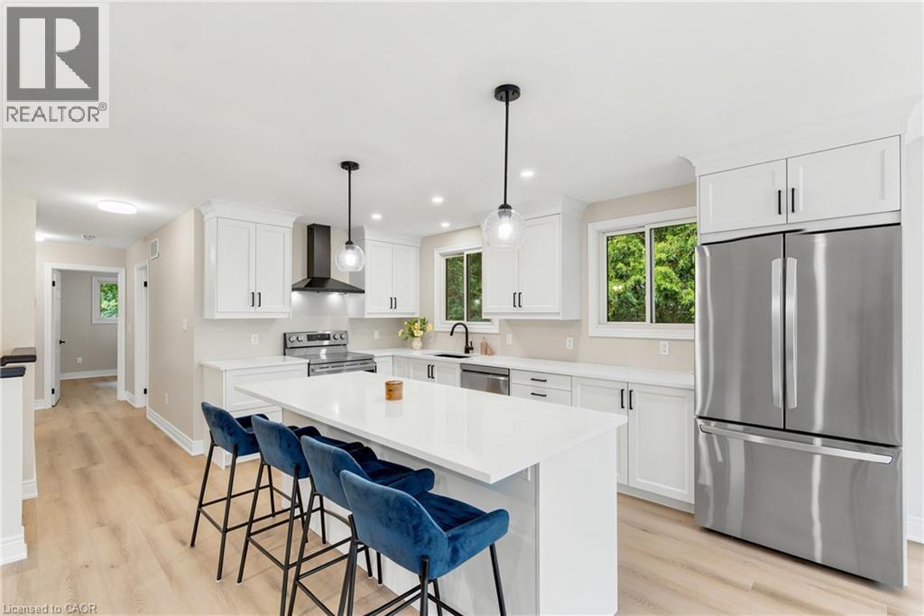 1553 NEWLANDS Crescent - 1