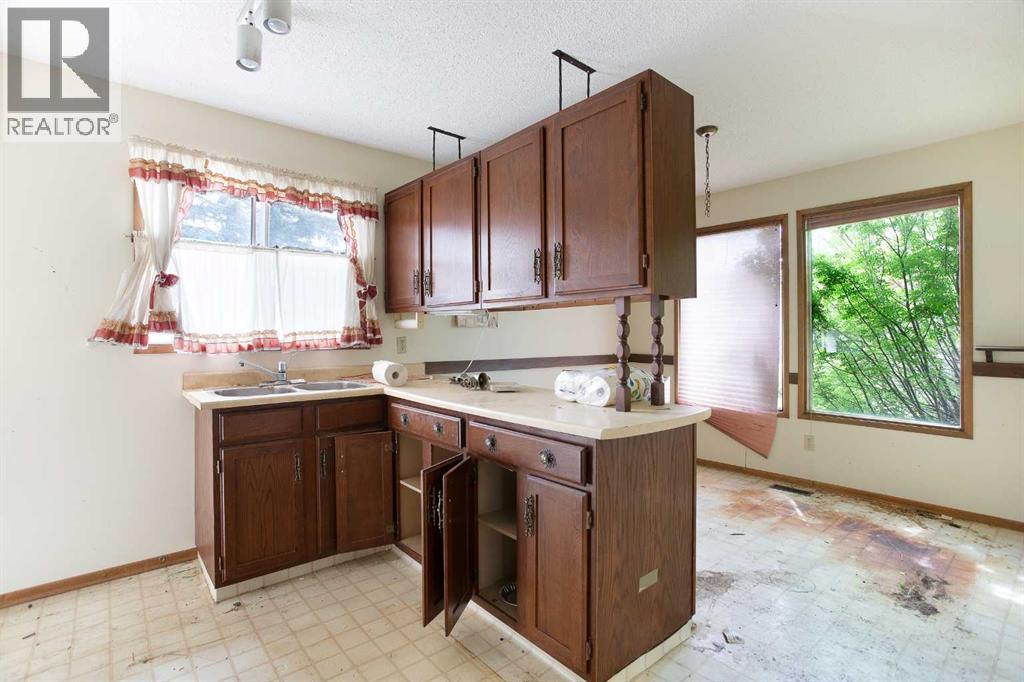 608 Aboyne Crescent NE - 6