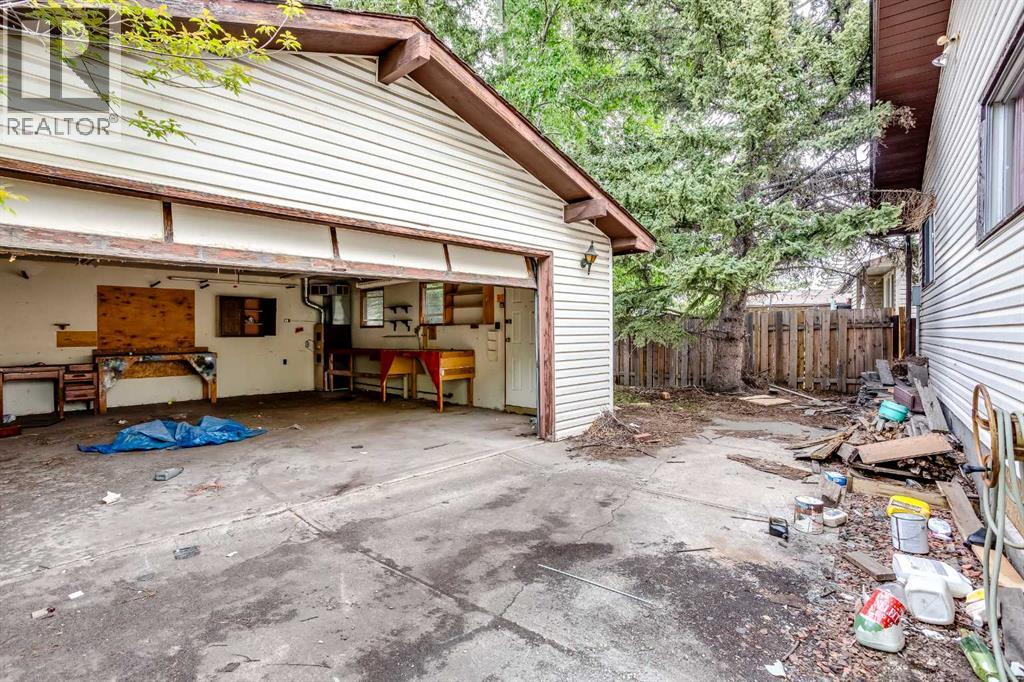 608 Aboyne Crescent NE - 8