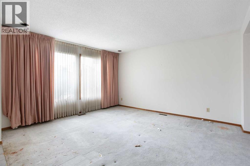 608 Aboyne Crescent NE - Image 2