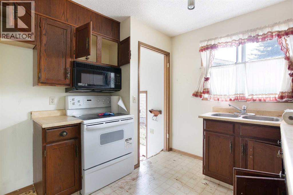 608 Aboyne Crescent NE - 7