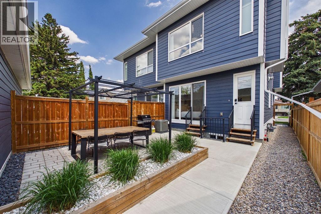 1013 Regal Crescent NE - 42