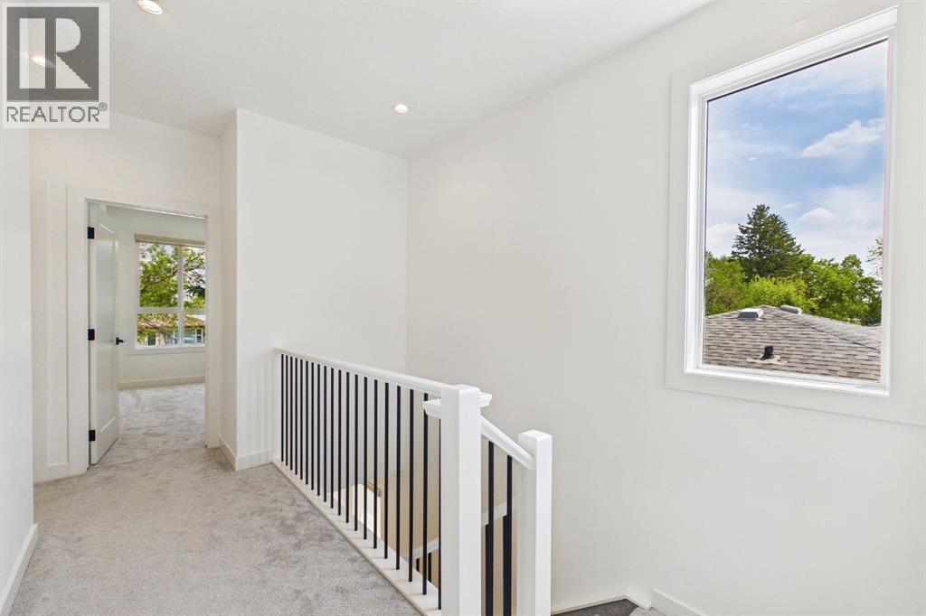 1013 Regal Crescent NE - 32