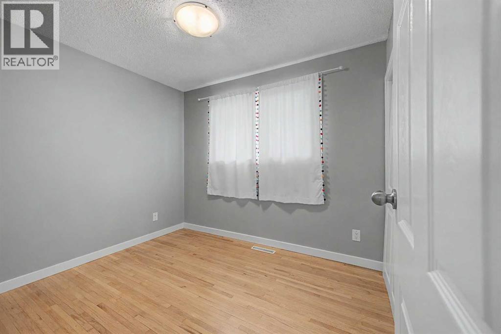 6322 37 Street SW - 11