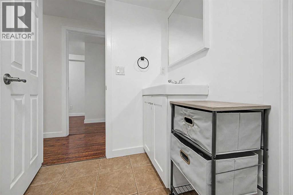 6322 37 Street SW - 33
