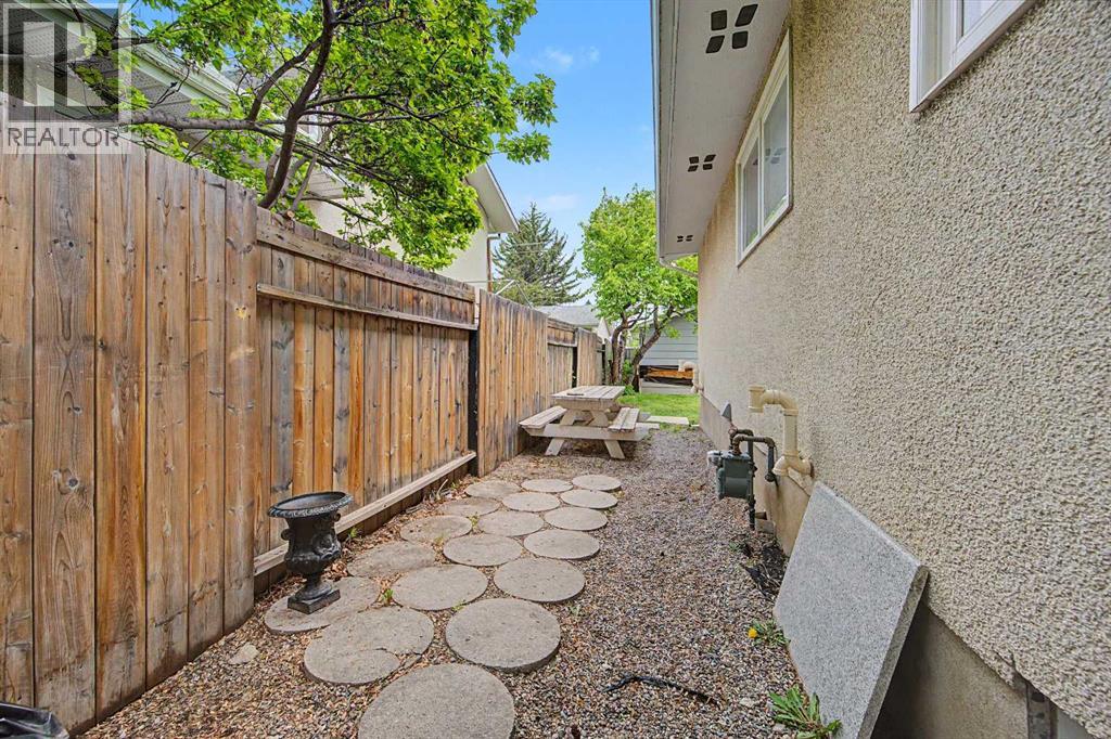 6322 37 Street SW - 34