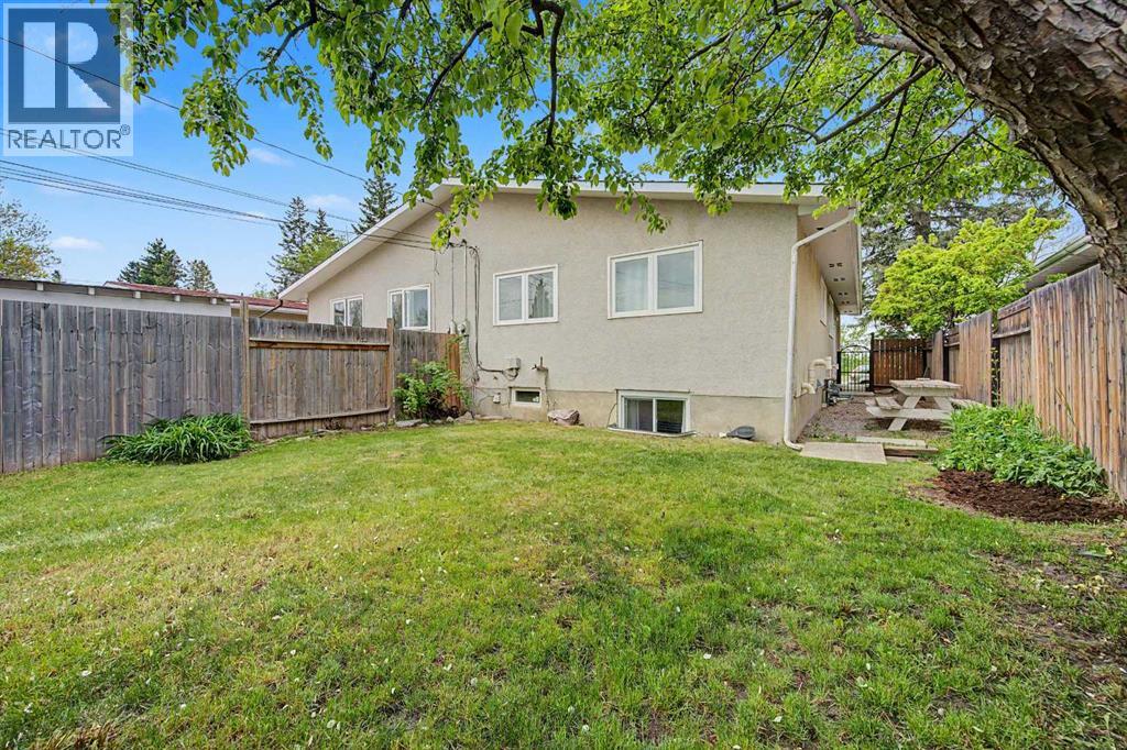 6322 37 Street SW - 35