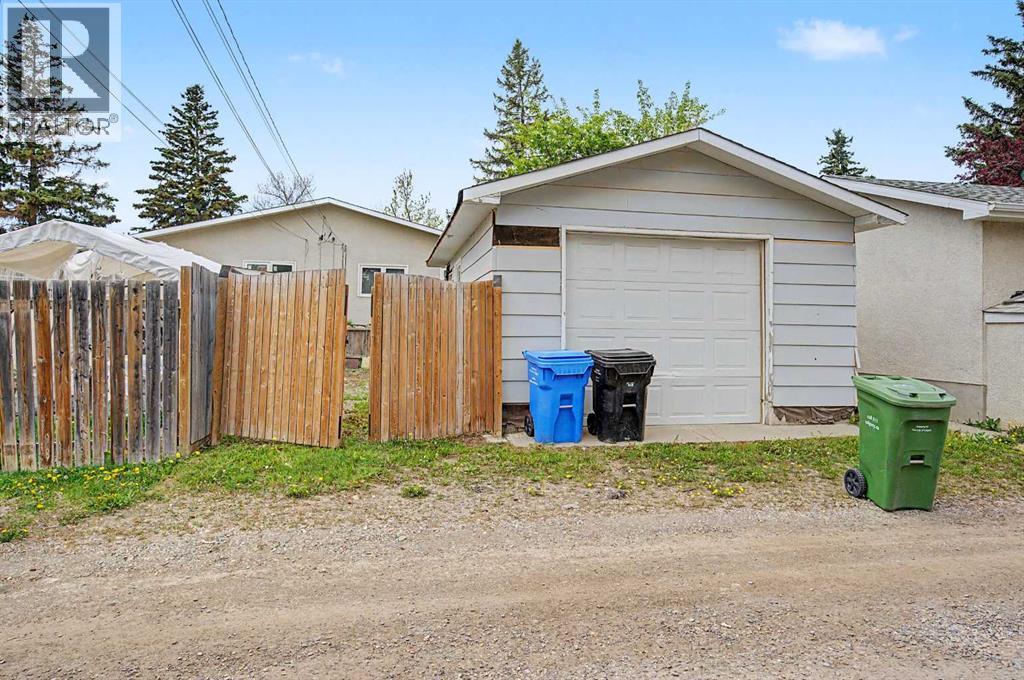 6322 37 Street SW - 38