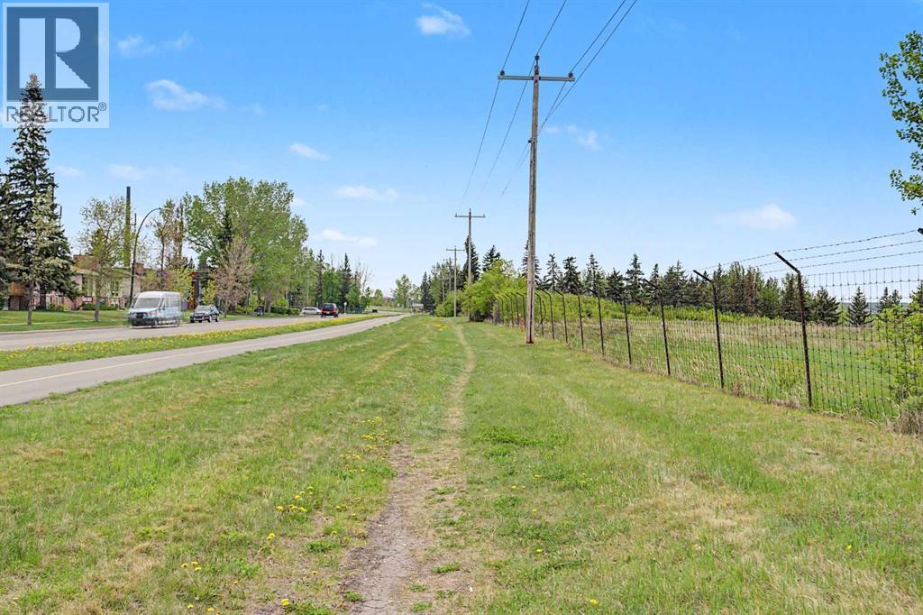 6322 37 Street SW - 40