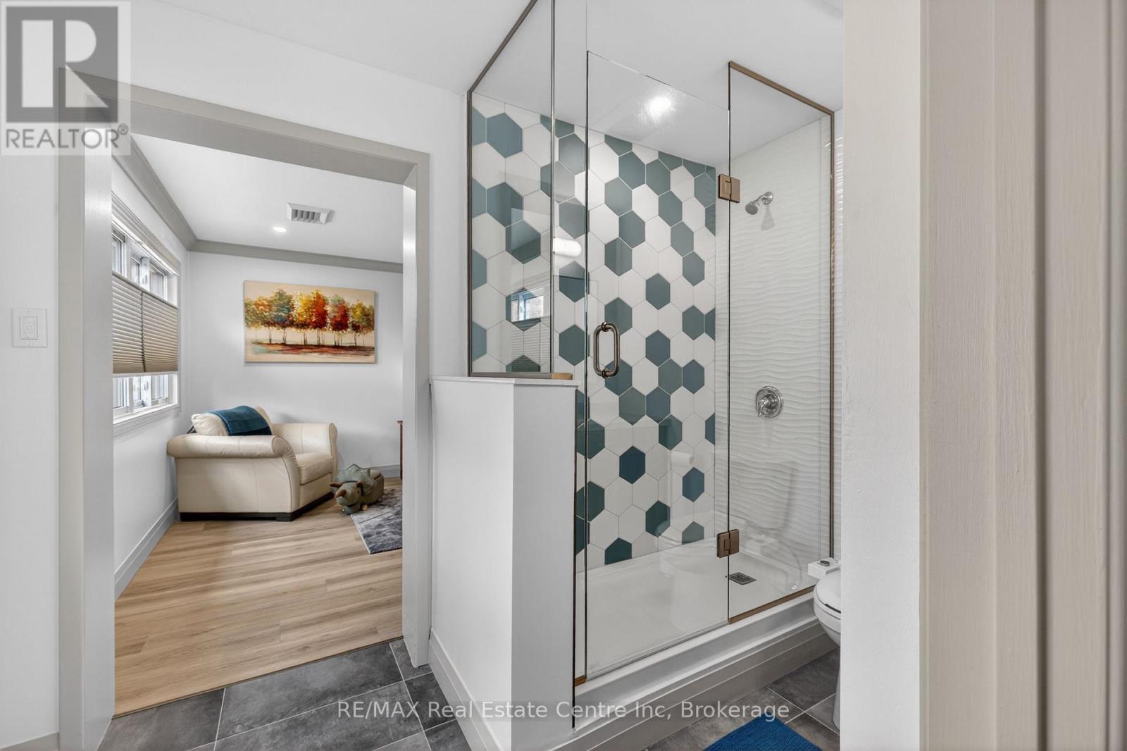#173 295 WATER STREET - 19