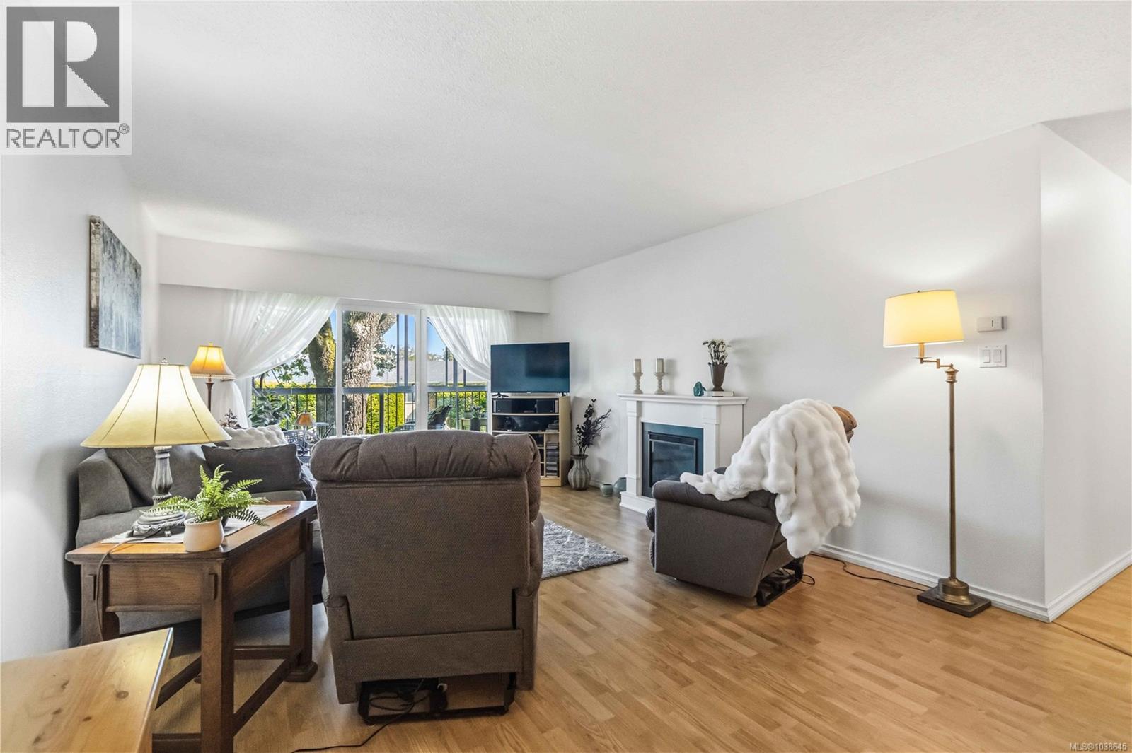 #203 1665 Oak Bay Ave - 11