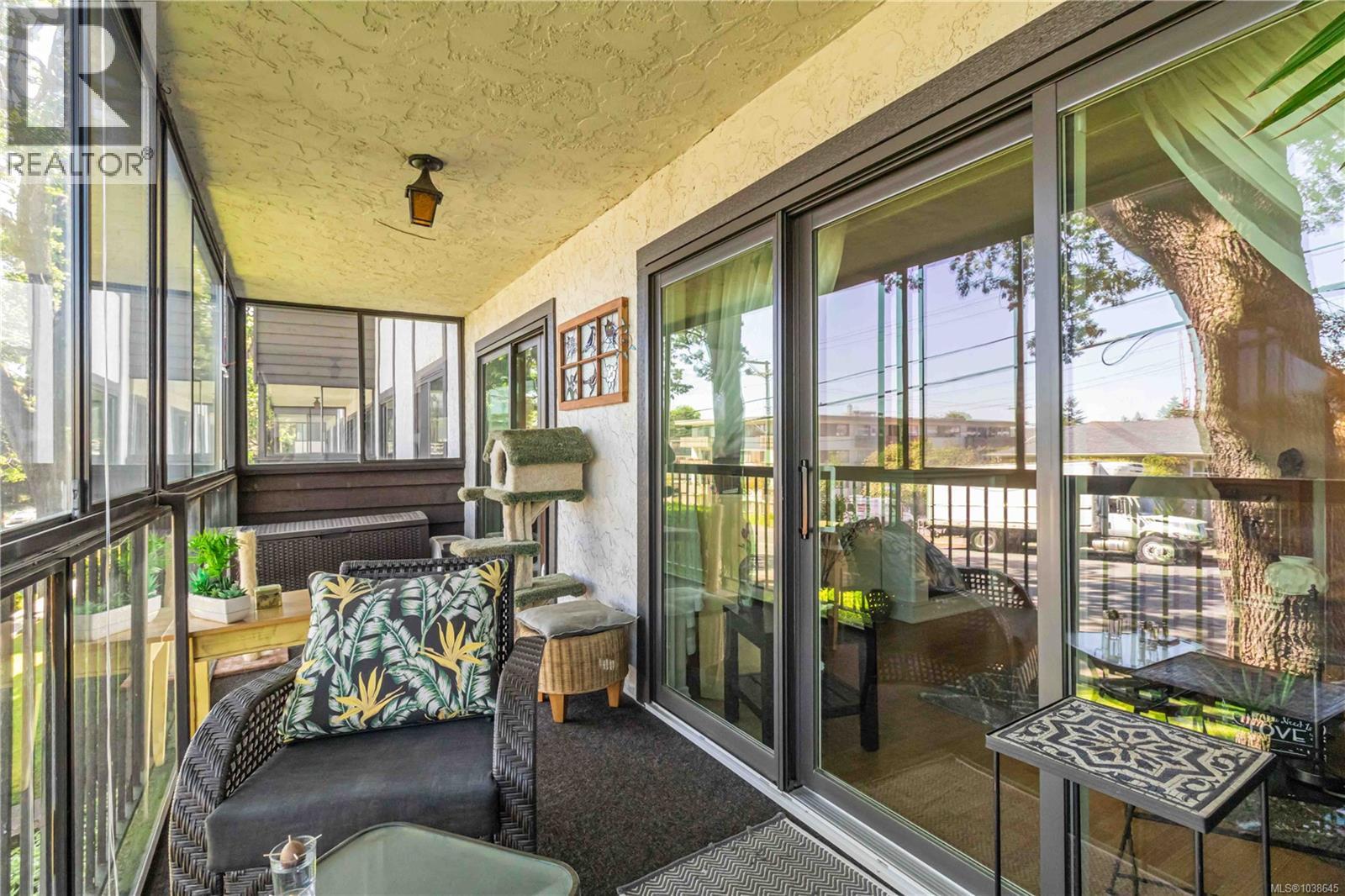 #203 1665 Oak Bay Ave - 31