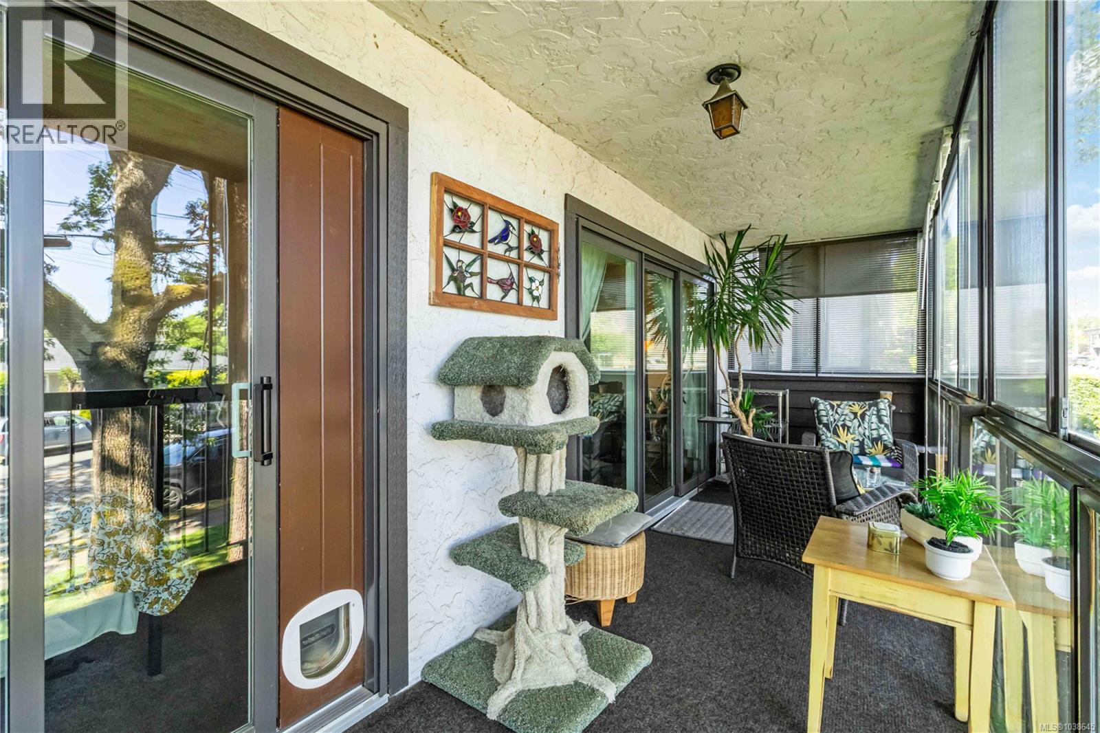 #203 1665 Oak Bay Ave - 33