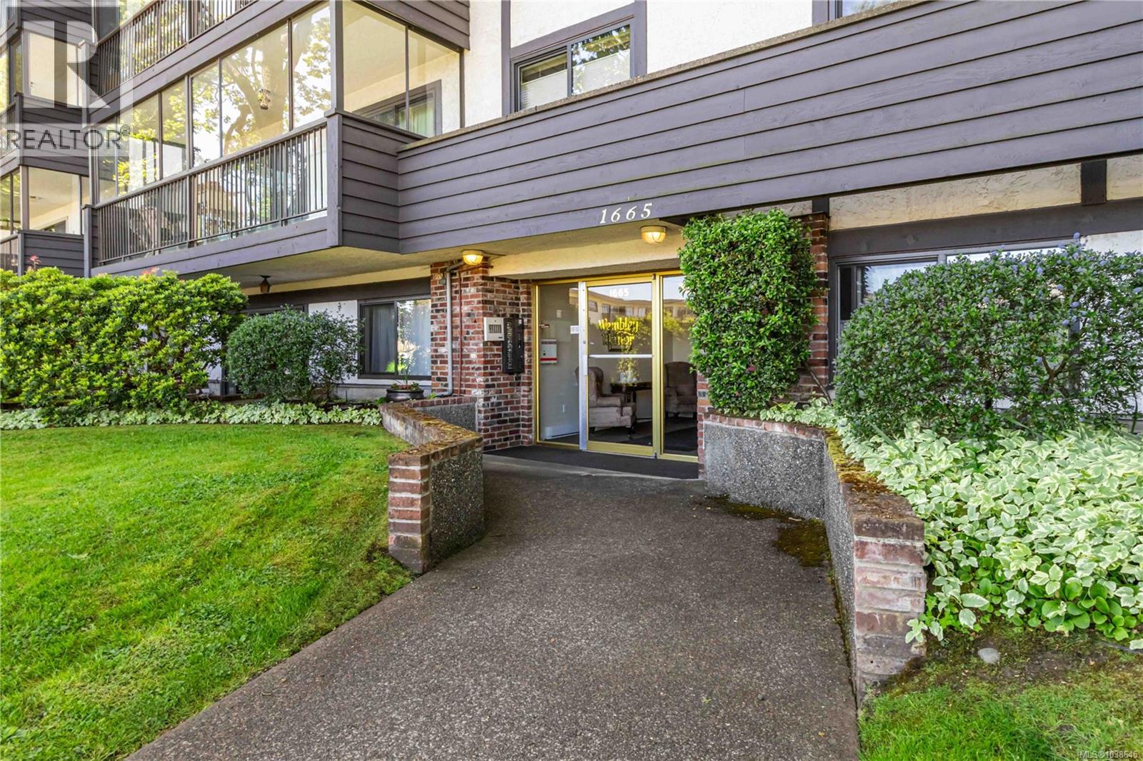 #203 1665 Oak Bay Ave - 4
