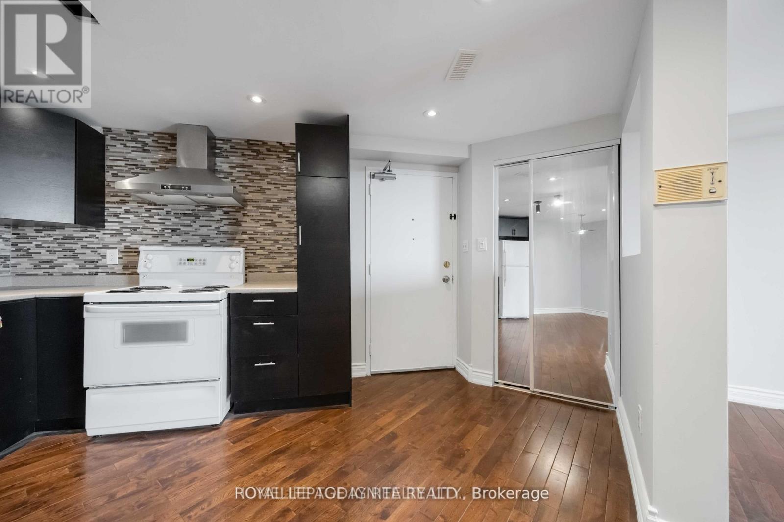 #1603 330 DIXON ROAD - 14