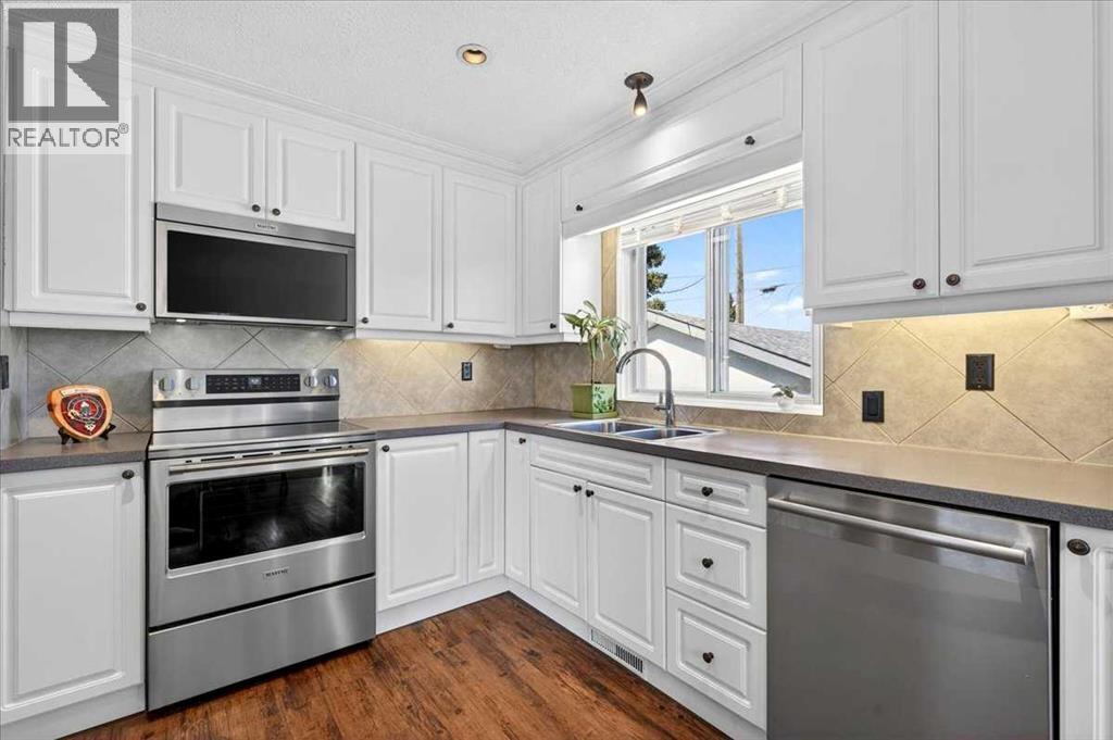 332 Whitney Crescent SE - 16