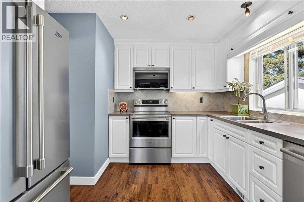 332 Whitney Crescent SE - 17