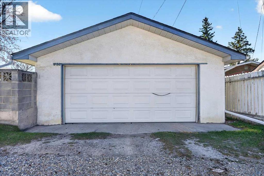 332 Whitney Crescent SE - 41