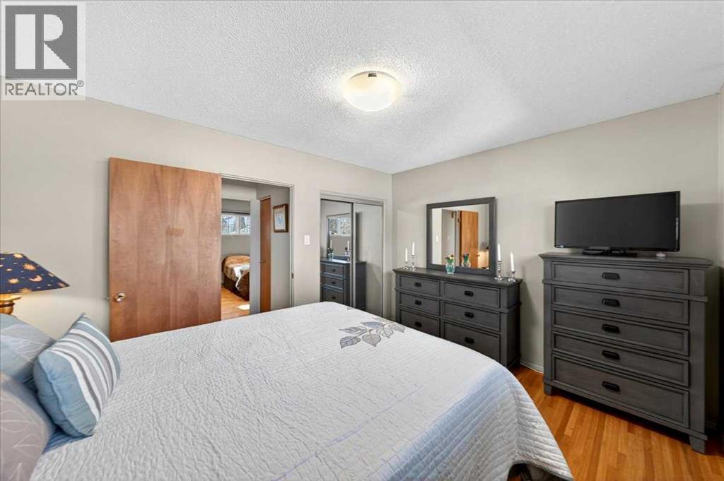 332 Whitney Crescent SE - 23
