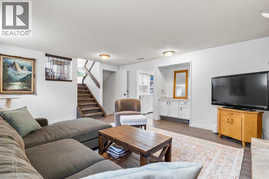28 Beddington Crescent NE - 28