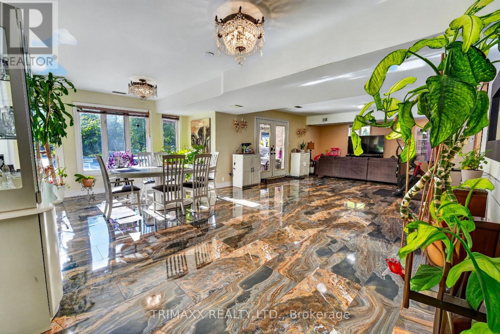 18 WALTON DRIVE - 25