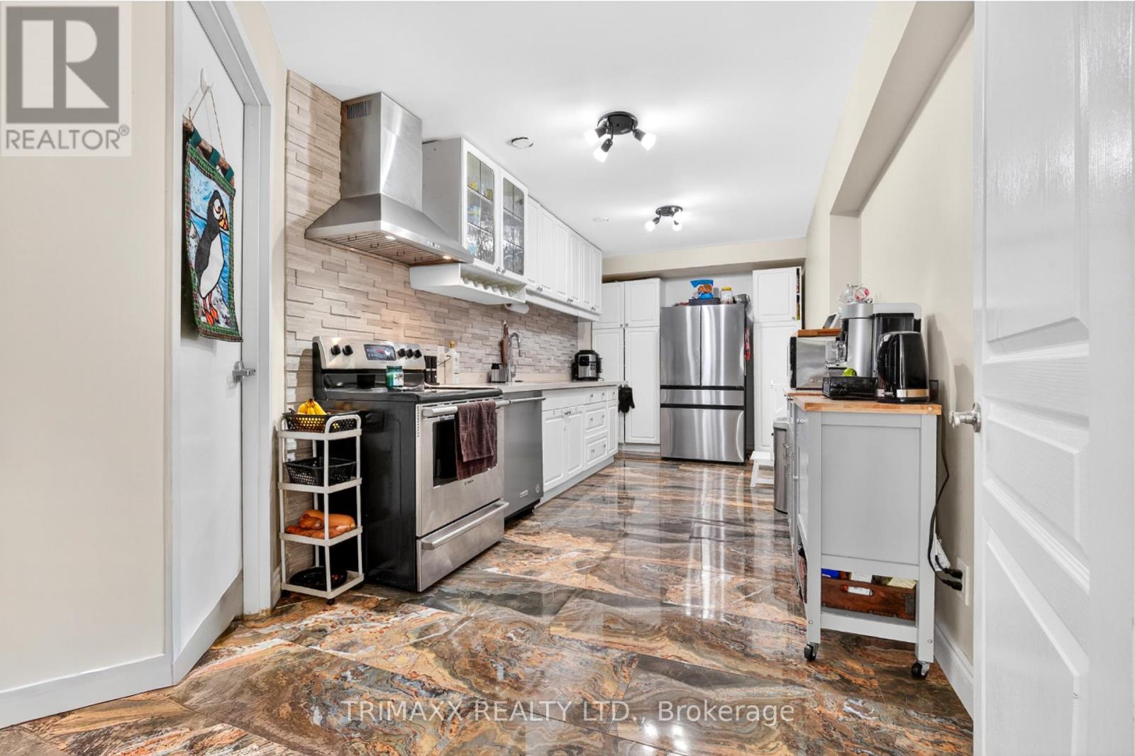 18 WALTON DRIVE - 33