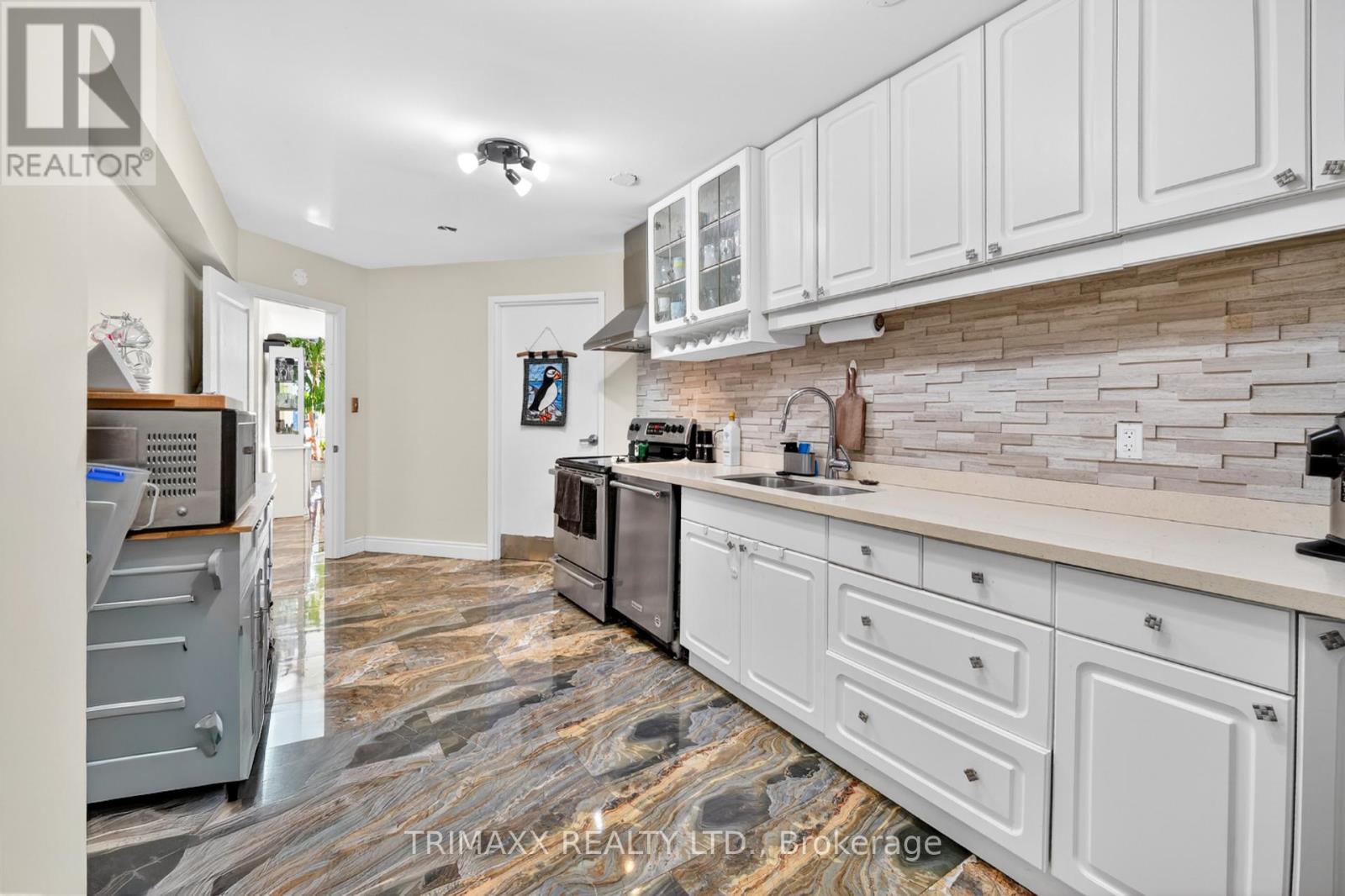 18 WALTON DRIVE - 34