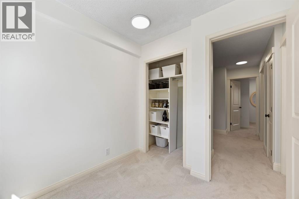 51 Woodridge Close SW - 27