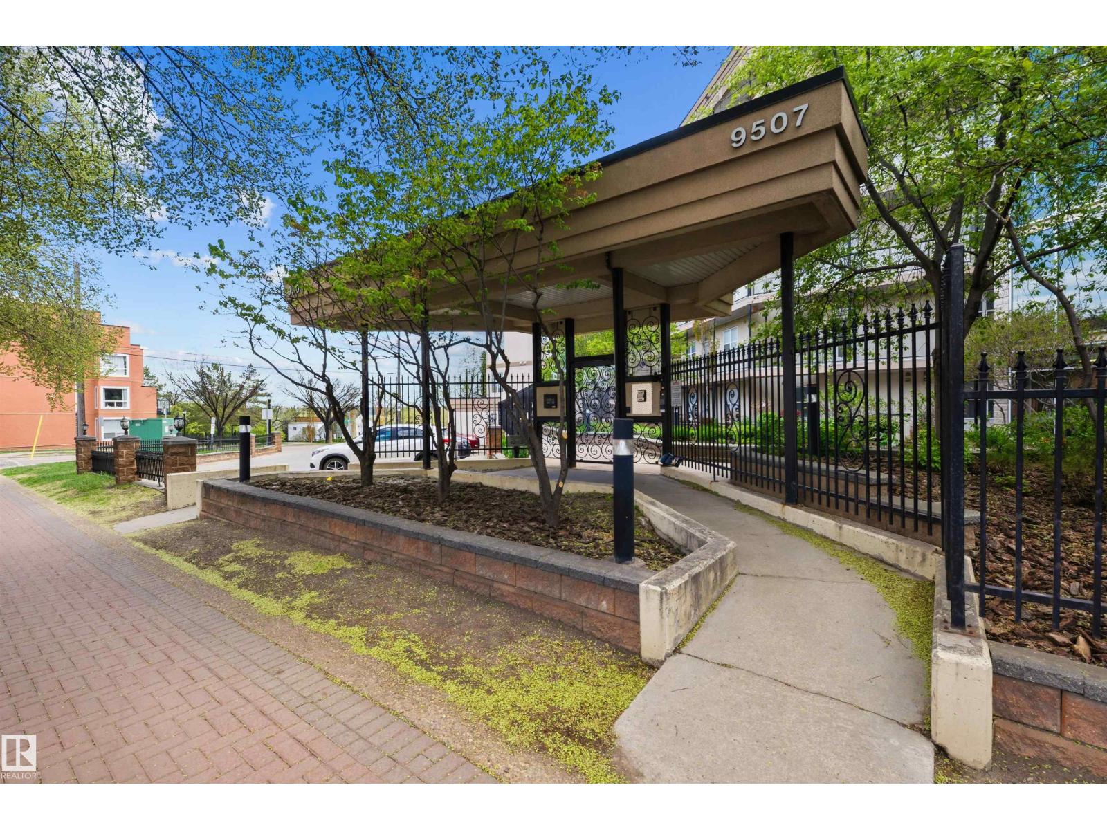 #215 9507 101 AV NW - 7