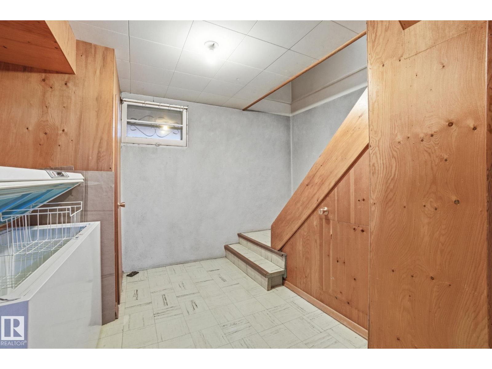 8208 73 AV NW - 27