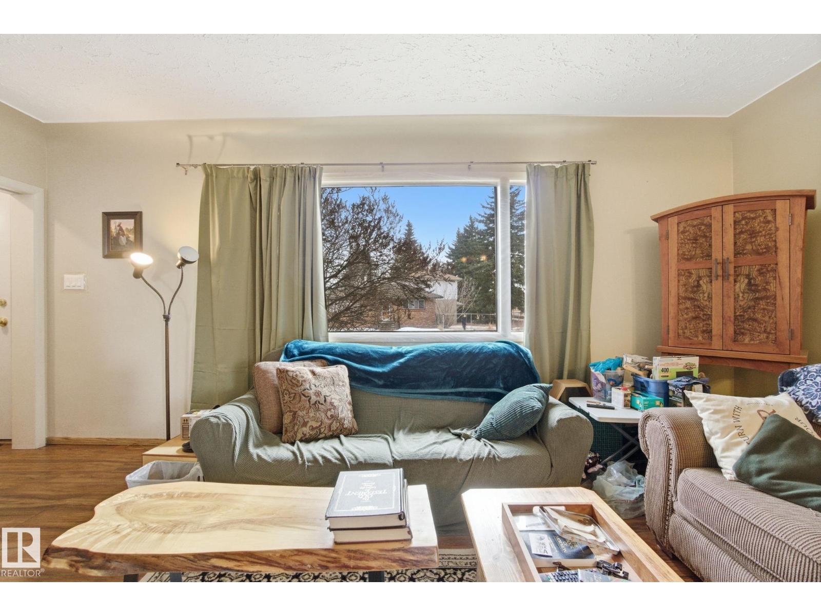 8208 73 AV NW - 8