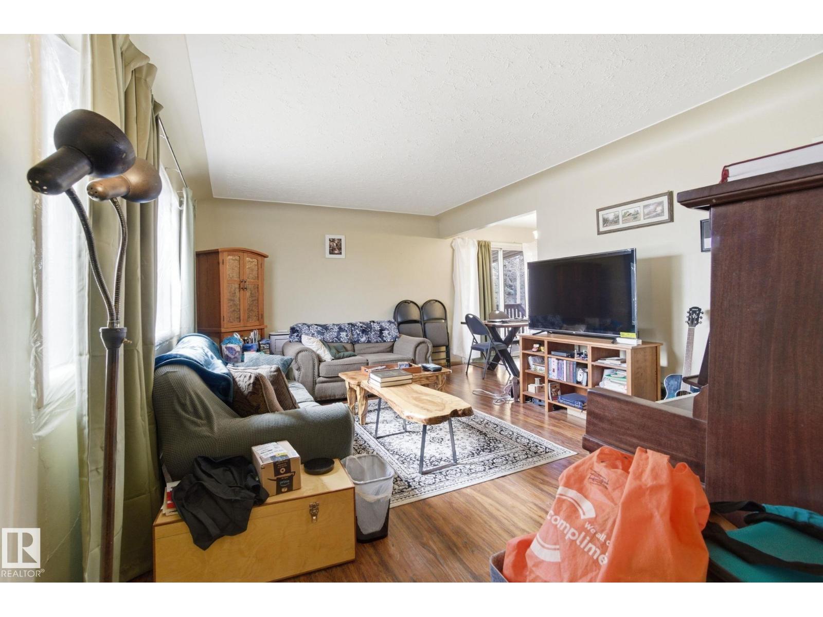 8208 73 AV NW - 7