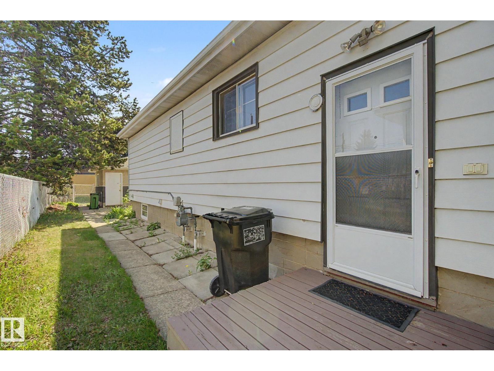 8208 73 AV NW - 51