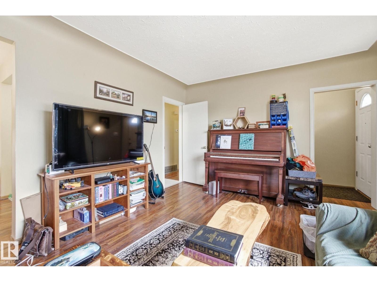 8208 73 AV NW - 9