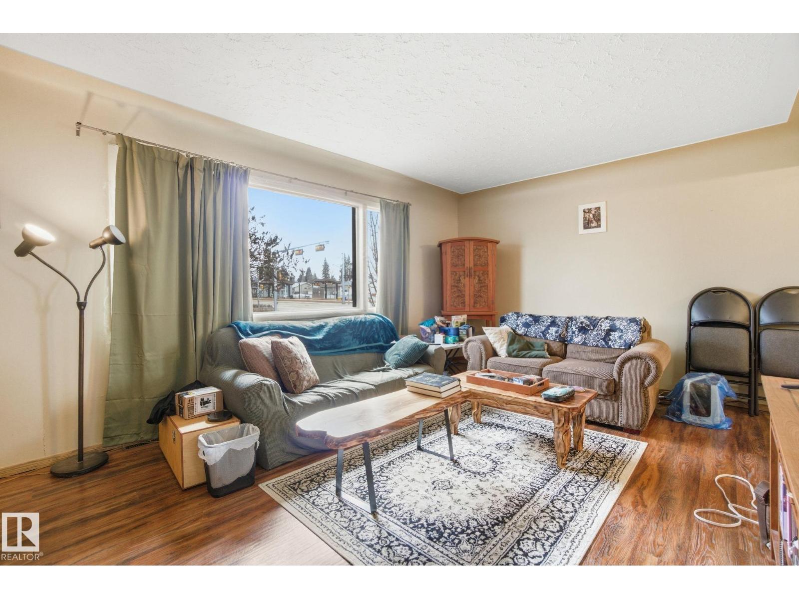 8208 73 AV NW - 2