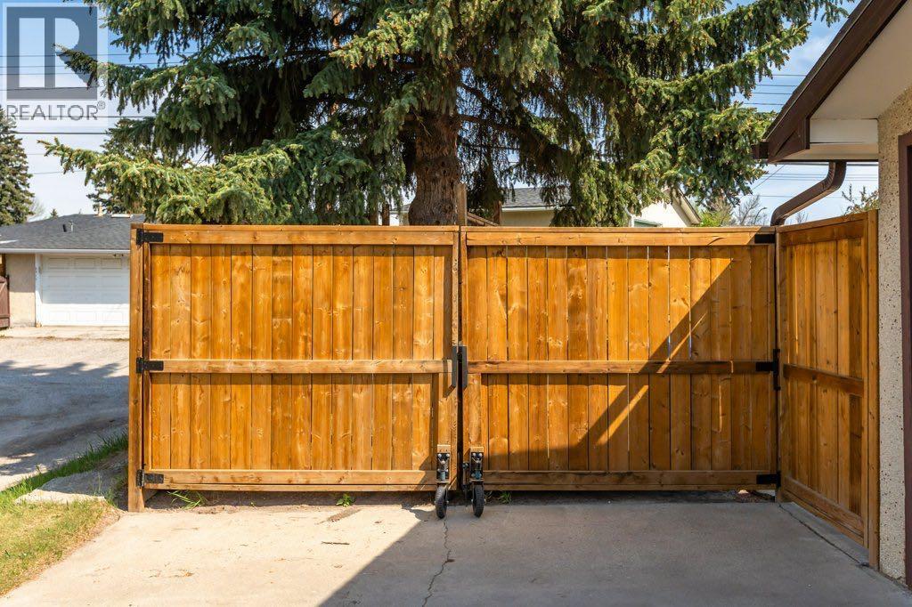 3447 Bonita Crescent NW - 32