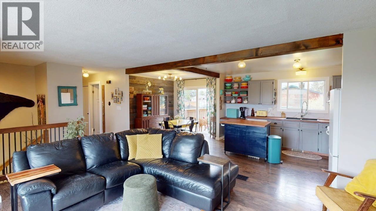 8128 96 AVENUE - 11