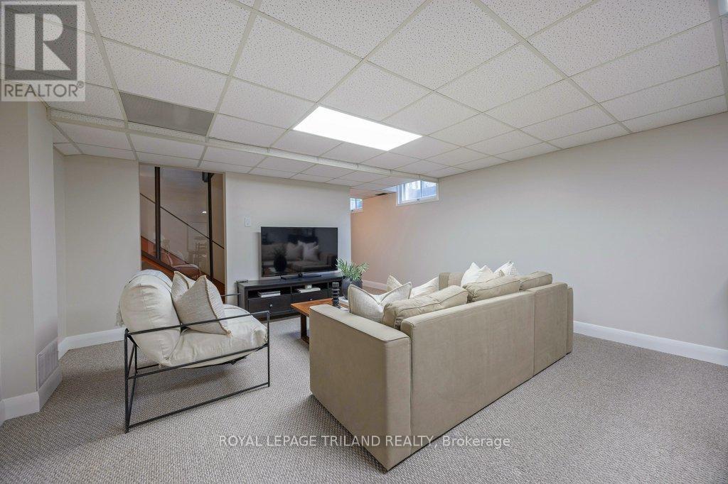 12 MAYFAIR DRIVE - 38