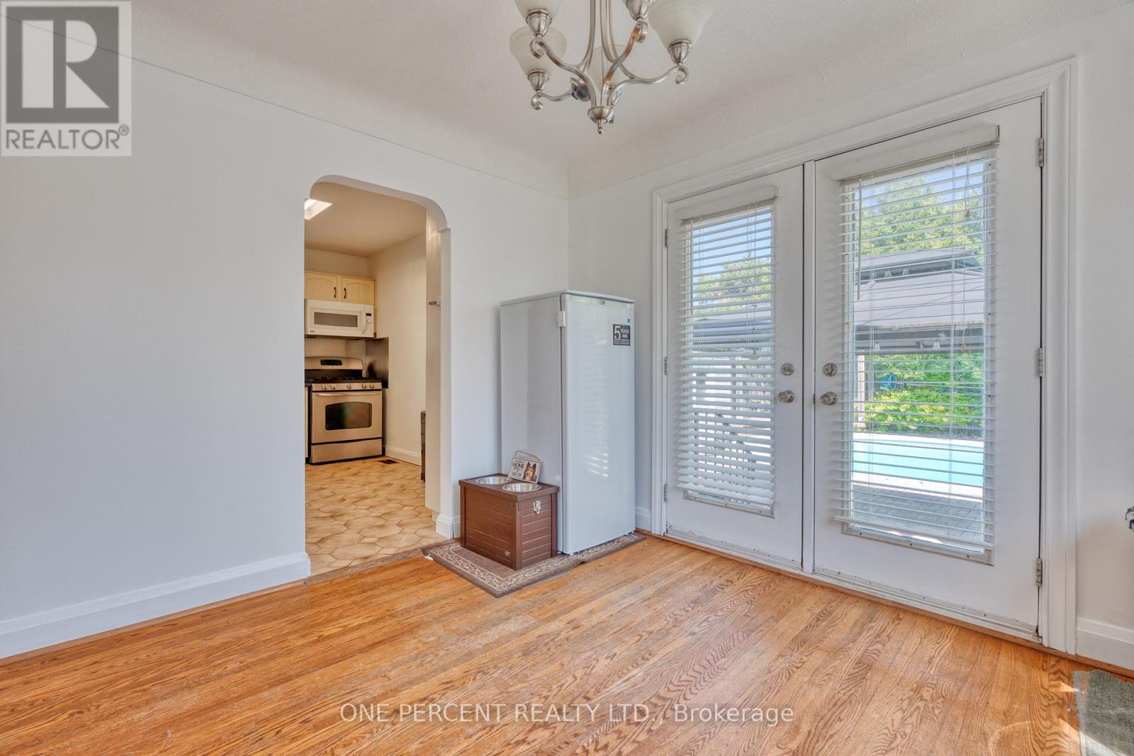 27 DELEVAN CRESCENT - 10
