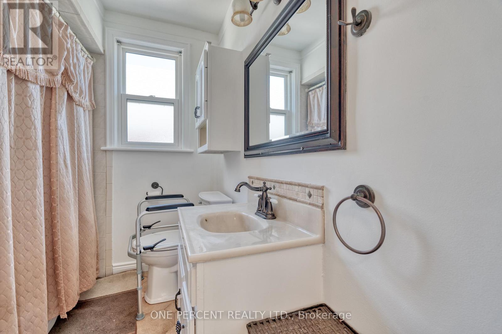 27 DELEVAN CRESCENT - 13