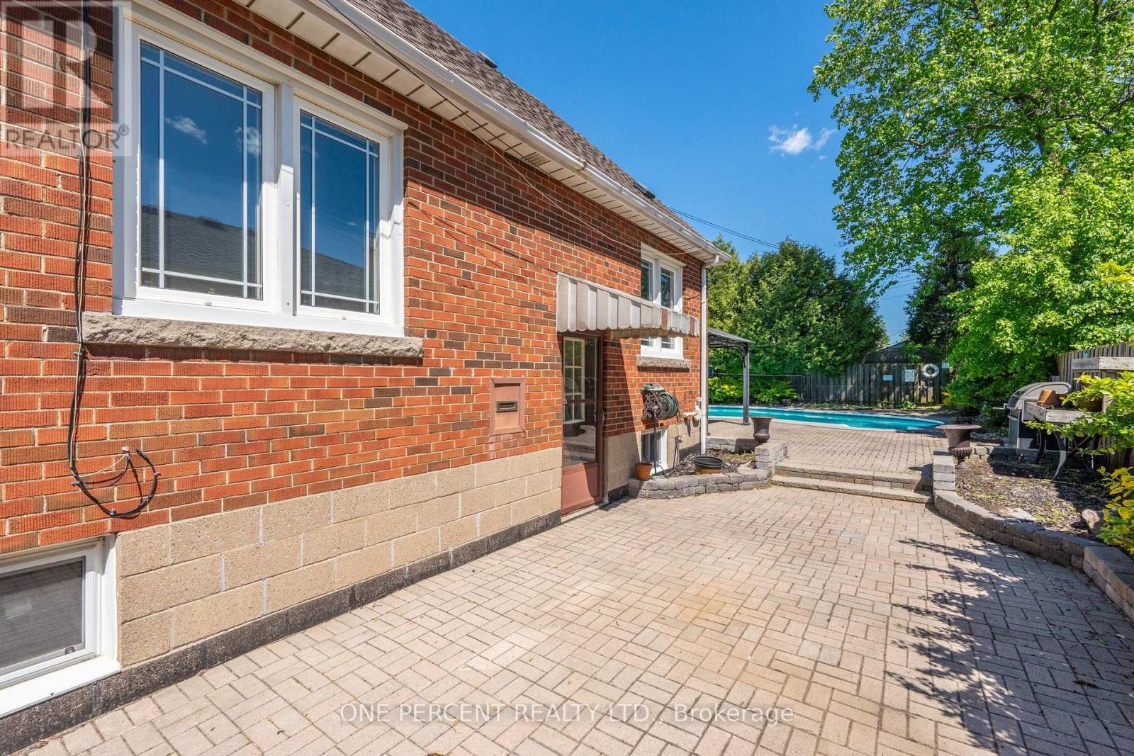 27 DELEVAN CRESCENT - 23