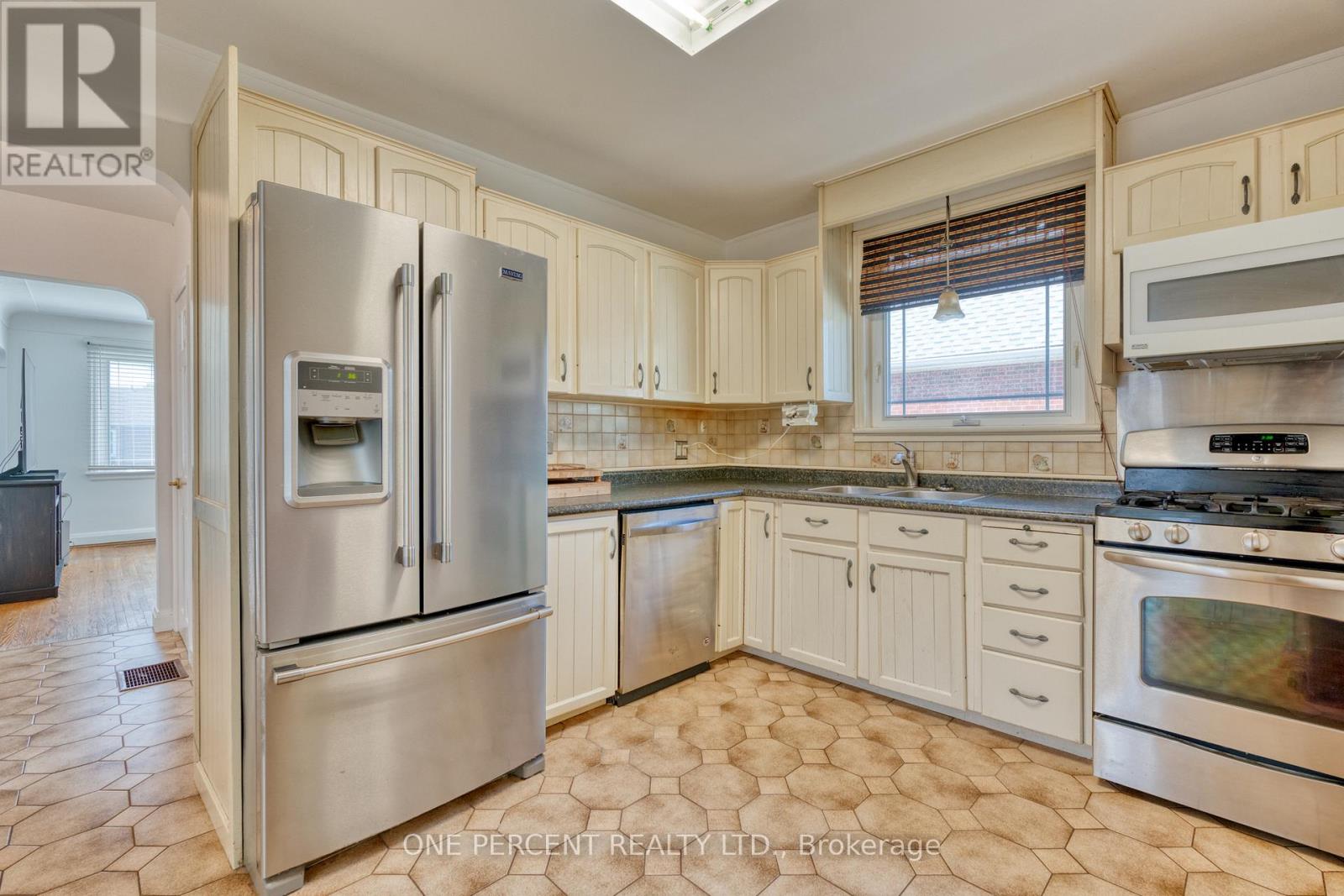 27 DELEVAN CRESCENT - 6