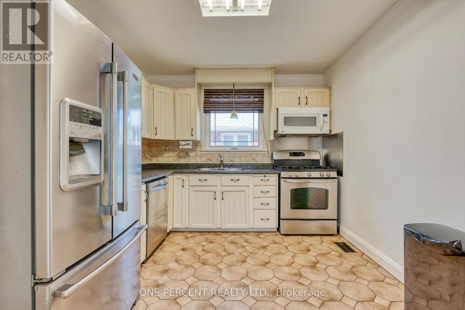 27 DELEVAN CRESCENT - 7