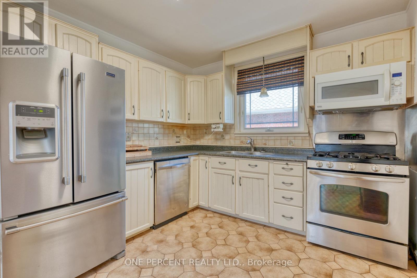 27 DELEVAN CRESCENT - 8